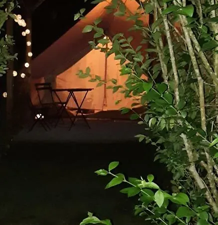 Les Gabelous Au Clair De Lune Luxury tent Dourbes